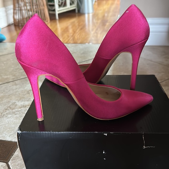 Forever21 Hot pink pointy heels - size 7 - Picture 3 of 4